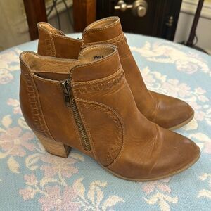 *Report* Sz 8 Tan Leather Ankle Zip Boots